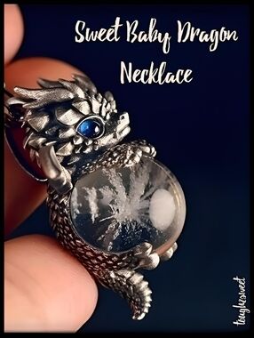 🆕️LAST ONE!🌹ADORABLE BABY DRAGON CLUTCHING PRECIOUS GEM NECKLACE GIFT BOXED